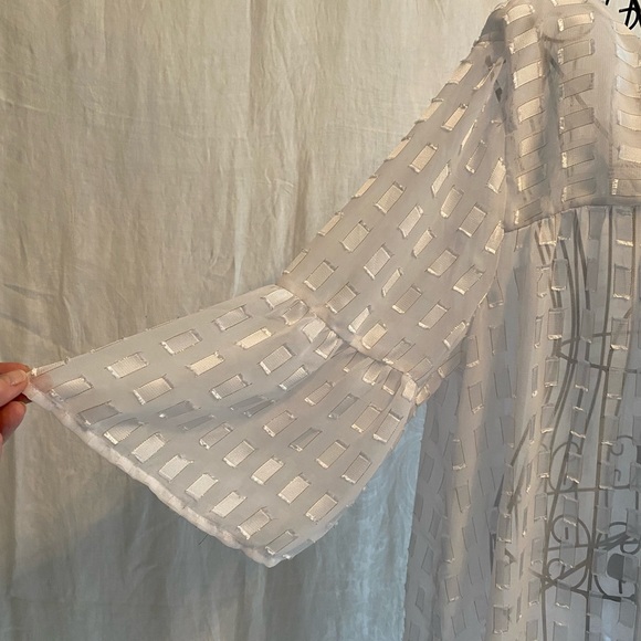 White with gold accents XL woman’s top - Picture 6 of 6